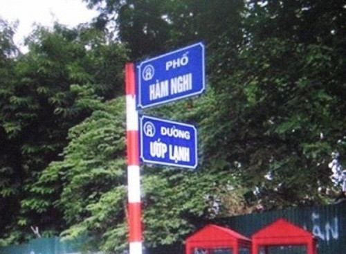 Đường "Ướp lạnh" tại Cầu Diễn - Hà Nội từng gây xôn xao một thời gian vì cái tên quá độc, lạ. Đơn vị gắn tên đường này là Công ty Cổ phần Công trình giao thông 2 Hà Nội (Sở Giao thông vận tải Hà Nội). Theo lý giải của phía Công ty này, việc đặt tên đường "Ướp lạnh" là do đoạn đường này trước đây người dân đã quen gọi như vậy. Cách đây nhiều năm, khu vực này đã có một xí nghiệp sản xuất đá đông lạnh với quy mô lớn. Sau đó, biển tên đường "Ướp lạnh" đã bị tháo bỏ.