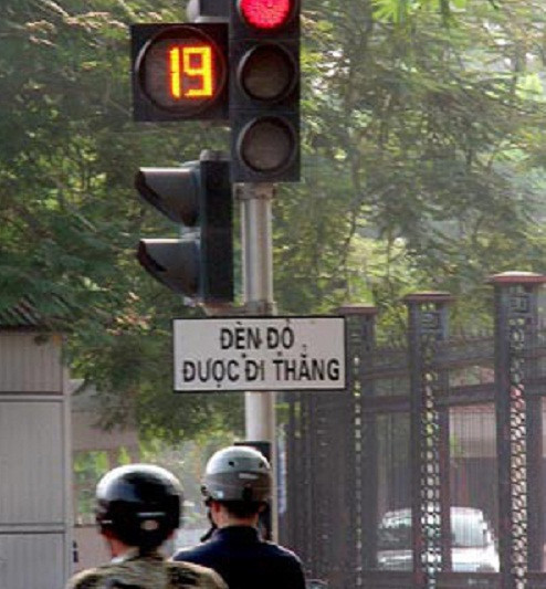 Đọc xong tấm biển, thấy luống cuống...