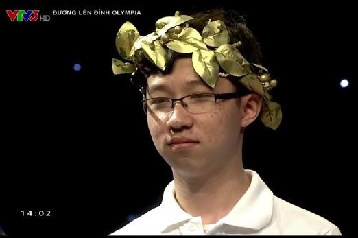 Sau 16 năm, kỷ lục về điểm số tại cuộc thi Đường lên đỉnh Olympia được san bằng. Trong cuộc thi tháng 3, quý 1, cậu bé Google Nhật Minh giành được 460 điểm - bằng với kỷ lục của Huỳnh Nguyễn Hồng Chiến (thí sinh Olympia năm 2015). Nguồn ảnh: Zing.