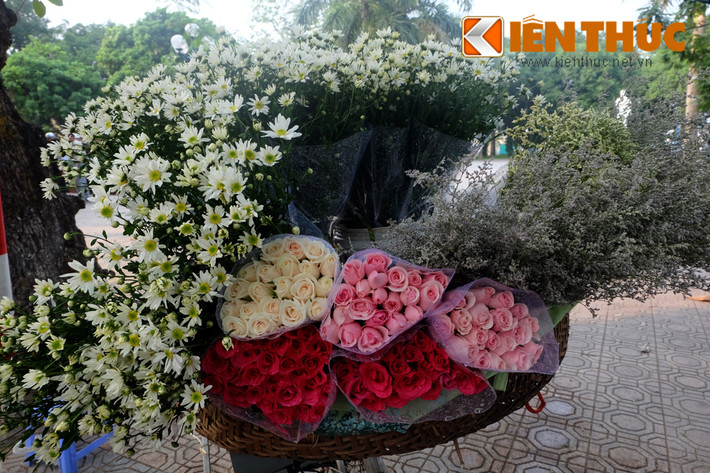 Đẹp tinh khôi, những gánh hàng hoa tỏa đi khắp các con phố, làm nên một Hà Nội rất riêng.