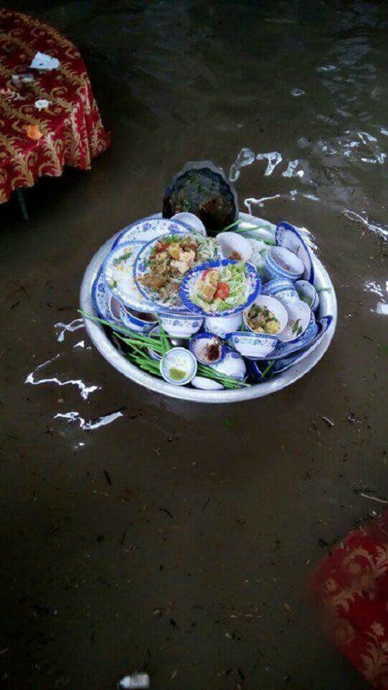Đây là cách thu dọn mâm cỗ mùa ngập lũ.