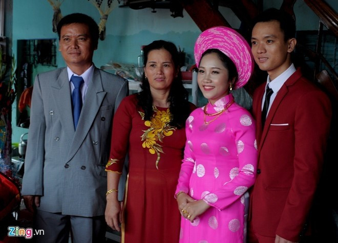 Vợ chồng ông Hải bên đôi vợ chồng trẻ Nguyễn Hữu Hà- Lâm Thị Kim Liên.