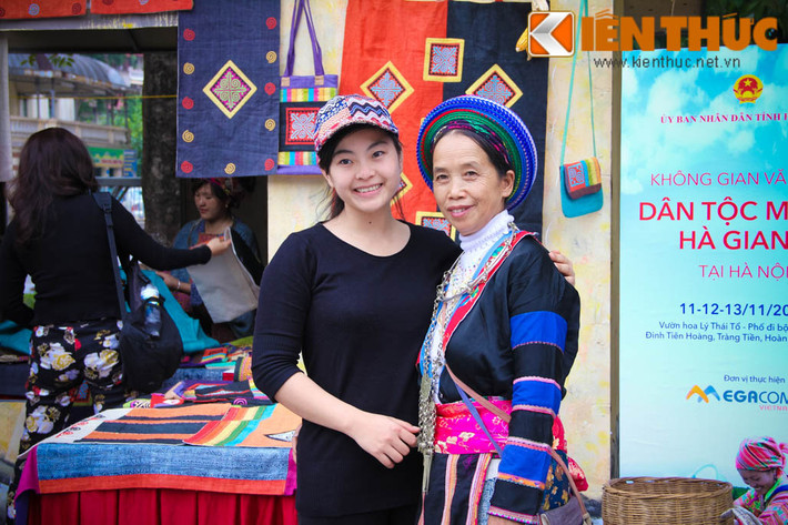 Công chúng được xem quy trình dệt vải lanh truyền thống, thử trang phục đồng bào dân tộc...