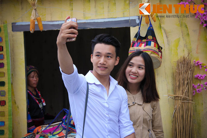 Nhiều bạn trẻ tranh thủ chụp ảnh kỉ niệm khi tham gia sự kiện lần này.