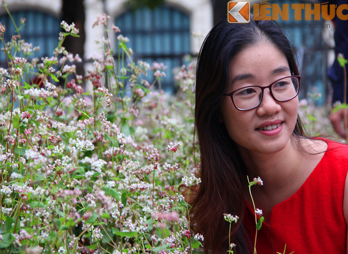 Sắc hoa và nụ cười tươi tắn của mọi người như xua đi không khí ảm đạm của những ngày đông.