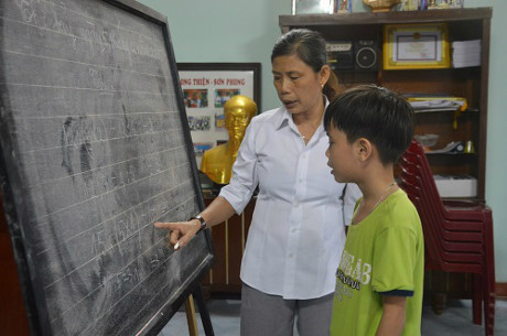 Hơn 7 năm qua, cô giáo Lê Thị Tuyết Anh, 60 tuổi, ngụ tại TP. Hội An (Quảng Nam) đã mở lớp dạy học miễn phí cho hàng trăm trẻ em nghèo có hoàn cảnh khó khăn. Nguồn ảnh: Khám Phá.