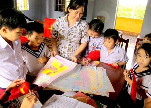 Khó khăn, vất vả, xa gia đình đi dạy học ở nơi đầu sóng ngọn gió, những thầy cô giáo "cắm đảo" là những nhà giáo đặc biệt, họ yêu nghề, yêu học trò và tận tụy với công việc. Ảnh cô giáo Bùi Thị Nhung ở đảo Trường Sa Lớn đang dạy các em học sinh. Nguồn ảnh: VTC.
