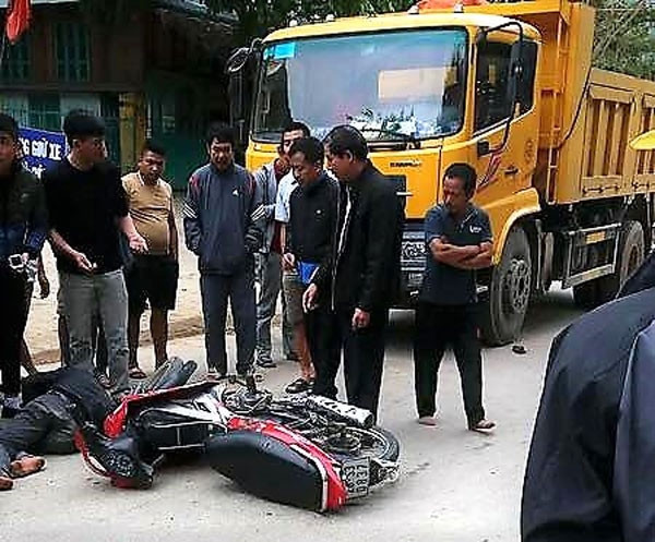Ban ATGT huyện Mai Châu (tỉnh Hòa Bình) xác nhận chiều ngày 24/11, trên địa bàn xảy ra vụ va chạm giữa xe máy và xe tải BKS: 28C - 8118 rồi ngã ra đường bất tỉnh, được người dân đưa đi cấp cứu sau đó. Được biết, nạn nhân vụ tai nạn đang trên đường đi mời cưới. Nguồn ảnh: ATGT.