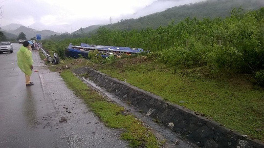 Thông tin ban đầu, khoảng 1 giờ 45 phút rạng sáng 9/11, tài xế Phạm Danh (SN 1970, trú TP Buôn Mê Thuột, Đắc Lắc) điều khiển xe khách giường nằm mang BKS 47B-005.66 lưu thông trên đường Hồ Chí Minh theo hướng Kon Tum – Đà Nẵng, khi đi qua địa phận thôn Rô (xã Cà Dy, huyện Nam Giang, tỉnh Quảng Nam) thì bất ngờ xe bị lật xuống vực.