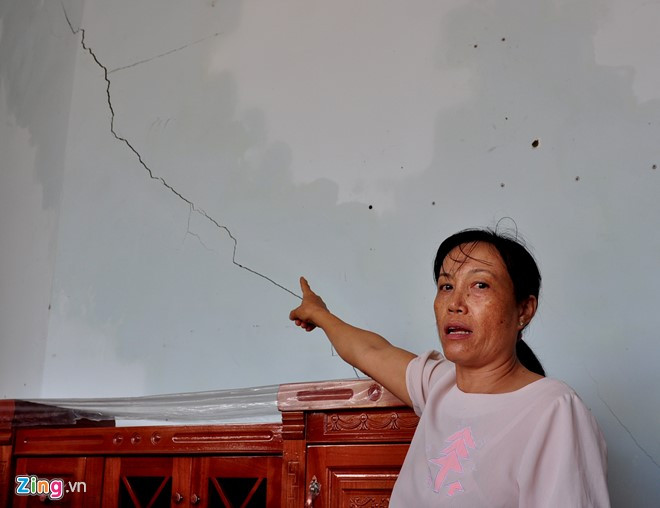 Mưa lũ gây sụt lún hệ thống cống hộp cáp quang trên tuyến quốc lộ 1D khiến bức tường hai ngôi nhà của bà Trương Thị Xuân Thu và anh Trần Anh Vũ ở khu vực 2, đường Hùng Vương, phường Trần Quang Diệu (TP Quy Nhơn) xuất hiện vết rạn nứt kéo dài đe dọa tính mạng các thành viên trong gia đình.
