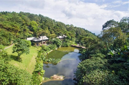 Điều ngạc nhiên và đáng chú ý là giữa nơi được xem là "rừng cấm quốc gia" đó lại mọc lên một “siêu dự án” có tên gọi Le Mont Bavi Resort & Spa hiện đại và bề thế, nằm thoai thoải bên sườn dốc của dãy núi Ba Vì.