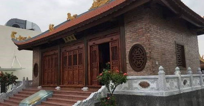 Công trình có mái uốn cong kiểu truyền thống, trên mái đều bố trí đính các biểu tượng linh vật, bên trong có hoành phi, câu đối... Khác với những dự án còn lại, trong các thông tin quảng cáo cho tòa chung cư xây chùa Hòa Bình Green City này, chủ đầu tư đều giới thiệu về ngôi chùa nói trên.