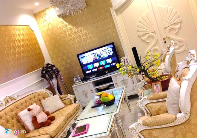 Phòng khách chính của gia đình được trang trí theo phong cách châu Âu, xen kẽ giữa hai gam vàng và trắng tạo nên sự sang trọng, quý phái.