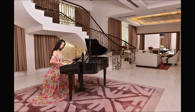 Phòng khách có nội thất vô cùng sang trọng, xa hoa. Trong căn nhà của nữ diễn viên Chuyện tình đảo ngọc không thể thiếu cây đàn piano.