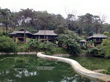 Điều ngạc nhiên hơn hết là một công trình bề thế như vậy lại chưa được phê duyệt dự án, chưa có giấy phép xây dựng nhưng vẫn ngang nhiên được xây lên mà không thấy một cơ quan chức năng, đơn vị nào can thiệp, xử lý.