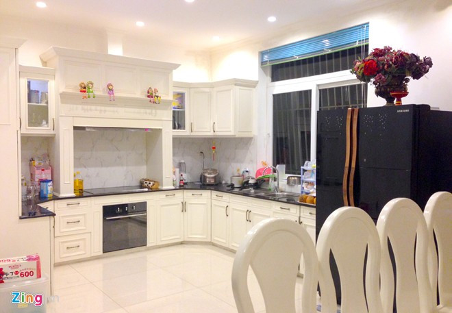 Phòng bếp cũng được trang trí với tông màu trắng chủ đạo. Diện tích của phòng bếp rộng rãi không thua kém khu vực nào trong nhà bởi nó được nối liền với phòng ăn.