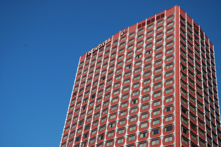 Khách sạn Nikko nằm trong khu vực Front-de-Seine (Paris, Pháp). Khách sạn cao 100 mét với 764 phòng, là 1 trong 3 khách sạn rộng nhất Thủ đô Paris.