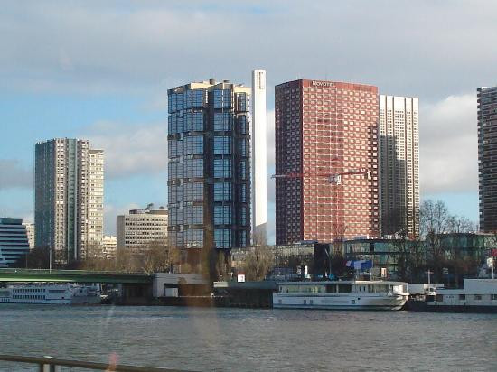 Nằm trên bờ sông của sông Seine ở trung tâm của Paris, Nikko (hay Novotel Paris Tour Eiffel Hotel) là khách sạn 4 sao hiện đại được nhiều du khách yêu thích khi đến Paris.
