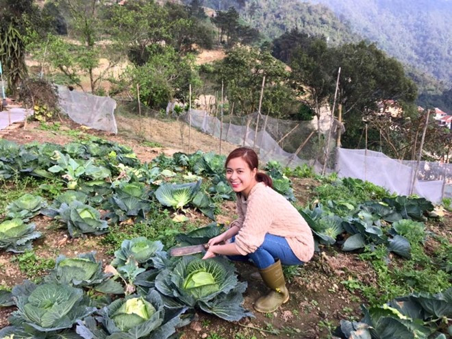 Hình ảnh giản dị, gần gũi của ca sĩ này cạnh khu vườn rau sạch.