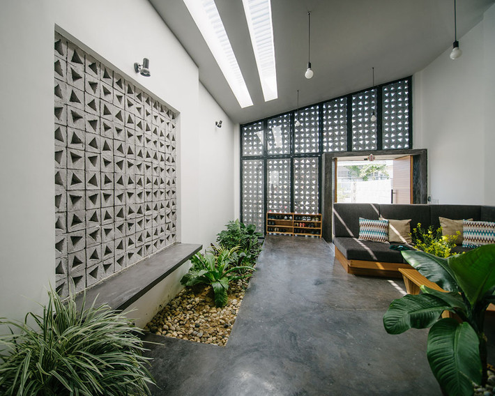 Giản dị nhưng mang lại hiệu quả tốt khi gia chủ muốn có sự thông thoáng trong nhà. Gạch hoa gió với gam màu nhẹ, giúp nổi bật các vật dụng trang trí xung quanh.