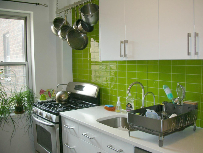 Trên thị trường, giá kính ốp màu cường lực từ 370.000 - 800.000 đồng/2 (tùy độ dày của kính từ 6-12mm).