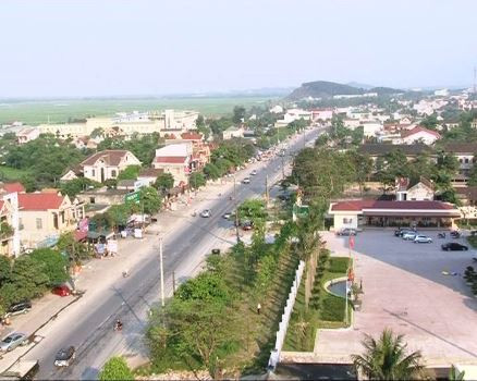 Đây là một trong những huyện phát triển rất mạnh ở Hà Tĩnh, hội tụ các điều kiện về kinh tế, giao thông thuận lợi. Kỳ Anh có dãy Hoành Sơn và Đèo Ngang, đường bờ biển dài khoảng 63km, Quốc lộ 1A chạy dọc huyện có chiều dài 56 Km, Quốc lộ 12 nối với cửa khẩu Cha Lo, có Khu Kinh Tế Cảng Vũng Áng.