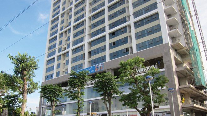 Giữa tầng 20 và 21 tòa cao ốc là khu công viên cây xanh dạo trên không. Ảnh chụp bên ngoài tòa nhà.