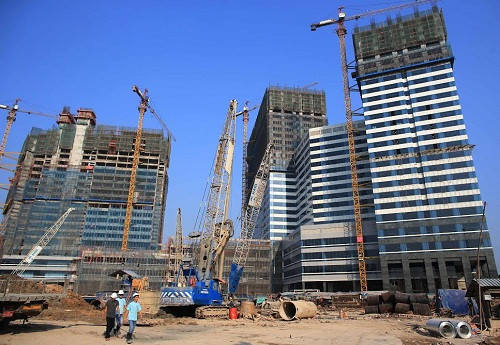 Giá phòng bình quân của phân khúc khách sạn 5 sao khoảng 250 USD/phòng/đêm, căn hộ dịch vụ từ 2.300 USD đến 12.500 USD/căn/tháng. Ảnh chụp thời điểm dự án đang xây dựng.