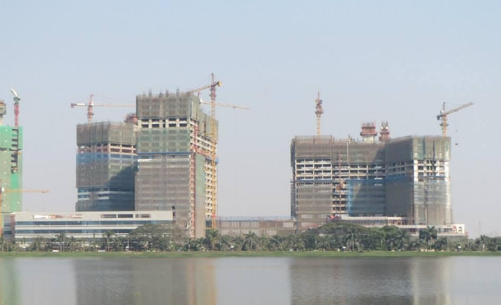 Tổng diện tích sàn xây dựng của khu phức hợp Hoàng Anh Gia Lai lên tới trên 500.000 m2, diện tích tầng hầm 121.882m2, sức chứa 5.000 chỗ đậu xe gồm 4 block văn phòng cho thuê, 5 block căn hộ, 1 khách sạn 5 sao và 1 trung tâm thương mại. Ảnh chụp thời điểm dự án đang thi công.