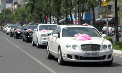 Độ giàu có, xa hoa của chủ nhân bữa tiệc cưới thể hiện phần nào qua dàn siêu xe đi rước dâu.