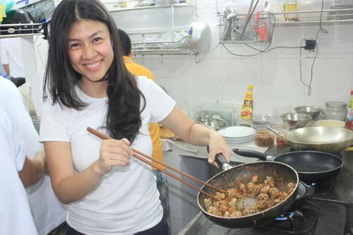 Nữ diễn viên xinh đẹp này còn sở hữu quán ốc Ngon của trên đường Pastuer (TP HCM) cực kỳ đắt khách.