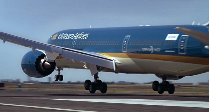 Chiếc máy bay Vietnam Airlines có màn trình diễn trong khoảng 10 phút, thực hiện lại phần cất cánh ấn tượng đã được thực hiện trong các chuyến bay thử nghiệm trước đó.