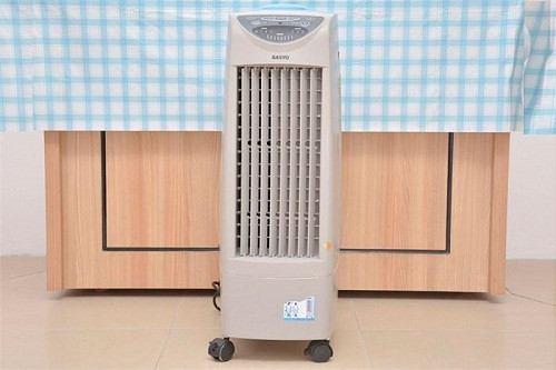 Có giá "mềm" hơn điều hòa nhiệt độ và nhiều dòng quạt phun sương, tạo ẩm, quạt thổi đá trở thành lựa chọn cứu cánh cho nhiều người trong ngày nắng nóng. Quạt thổi đá Sanaky, Saiko... giá từ 1 - trên 1,8 triệu đồng.