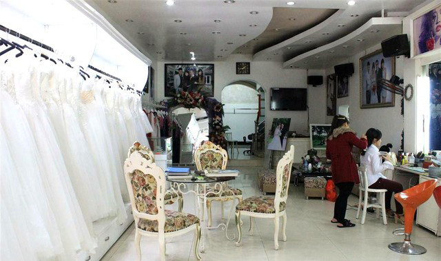 Gia đình hoa hậu Kỳ Duyên khá giả hơn có thể mở studio với các dịch vụ đám cưới ở thành phố Nam Định.
