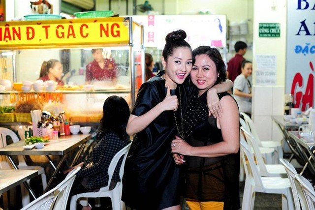Nữ ca sĩ Bảo Anh cũng thường xuyên phụ giúp mẹ bán hàng. Gia đình cô có quán gà, với nhiều món gà xé phay, cơm gà, cháo gà, miến gà, ở quận 5 TP HCM.