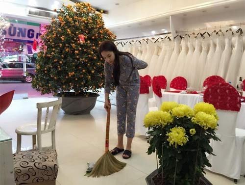 Cửa hàng được cha mẹ cô quản lý. Trong đó, mẹ Kỳ Duyên là chuyên gia trang điểm, còn bố là thợ ảnh chính của studio.