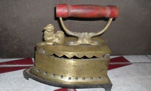 Bàn là con gà bằng đồng lạnh đang tạo cơn sốt trong giới săn lùng đồ cổ và được trả với mức giá “khủng”, lên đến hàng tỷ đồng.