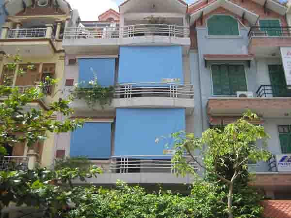 Chống nóng trực tiếp cho tường nhà đơn giản và dễ thi công nhất là lắp bạt che phủ cho tường. Tuy nhiên, so với các còn lại, việc che chắn bằng bạt, vải nếu không chú ý có thể làm giảm vẻ thấm mỹ bên ngoài của công trình.