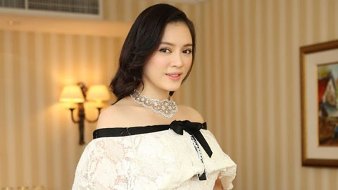 Không ít lần Lý Nhã Kỳ khoác lên người bộ cánh hàng tỷ đồng. Chiếc váy của nhãn Chanel có giá 100.000 USD (hơn 2 tỷ đồng) mà cô sở hữu là sản phẩm độc quyền. Chiếc váy này từng gây tranh cãi suốt một thời gian dài về có hay không việc Lý Nhã Kỳ sở hữu chiếc váy hàng độc này.