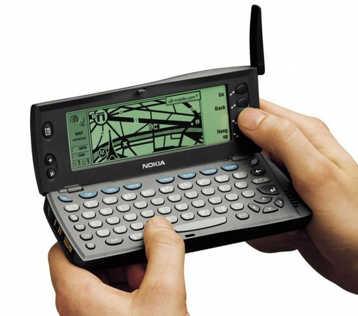 Trở về 24 năm trước, vào những năm 1996 khi mà con người mới làm quen với Internet, Nokia 9900 Communicator (Nokia 9000) xuất hiện. Thời điểm đó, đây là chiếc điện thoại đầu tiên có khả năng duyệt web và nhận được fax như một smartphone hiện đại.