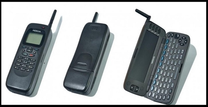 Điểm độc đáo của Nokia 9000 nằm ở chỗ, khi người dùng trượt ngang điện thoại sẽ mở ra một bàn phím chuẩn QWERTY với màn hình kích thước lớn hơn. Cũng chính vì thế nó được gọi là ''smartphone kiêm máy tính bỏ túi'' cực độc đáo của Nokia.