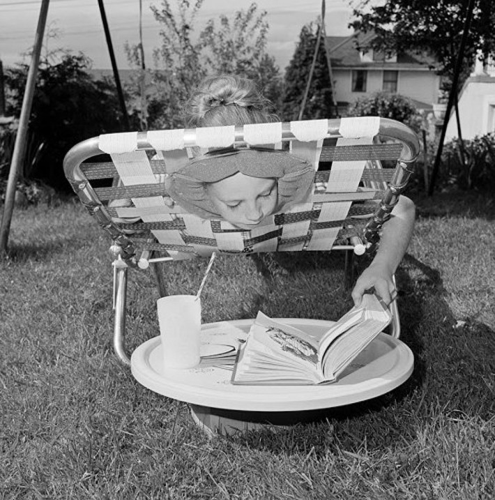 Năm 1964, cô bé 10 tuổi tên Marne Smith đã nghĩ ra một cách dễ dàng để tránh bị nghẹo cổ khi nằm bên ngoài tắm nắng và chiếc ghế độc đáo này đã ra đời.