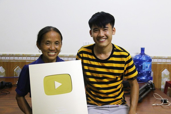 Thực tế, Hưng Vlog - người vừa bị phạt vì nấu cháo gà nguyên lông từng phủ nhận về mức thu nhập cao mà anh và mẹ nhận về. Nam vlogger từng cho rằng, mức chi trả cho lượt xem từ Việt Nam chỉ bằng 1/10 so với lượt xem ở Mỹ.