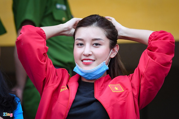 Đây không phải lần đầu Huyền My đi xem các trận bóng đá. Người đẹp sinh năm 1995 từng xuất hiện cùng cầu thủ Phạm Đức Huy ở bên ngoài sân và cả hai người là bạn.