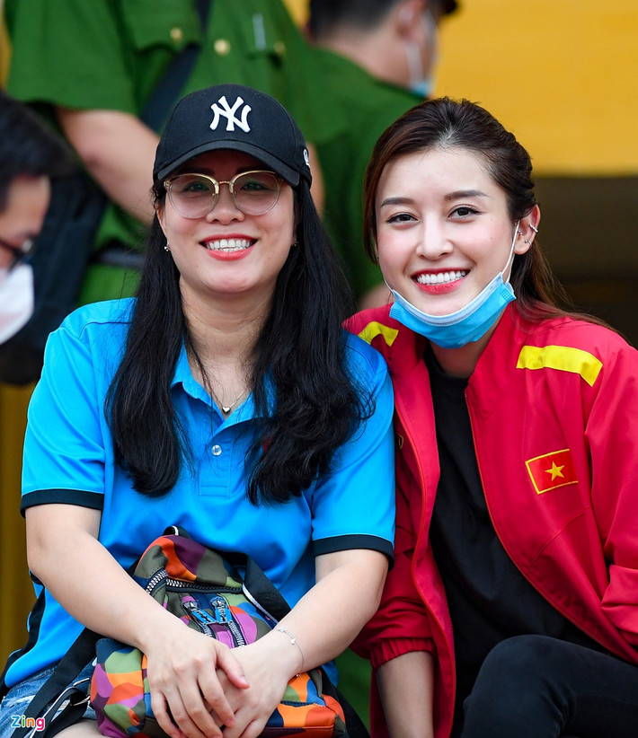 Đi cùng á hậu Việt Nam 2014 có người đại diện và một số bạn bè. Cô xuất hiện nổi bật trong chiếc áo jacket màu đỏ của đội tuyển Việt Nam.