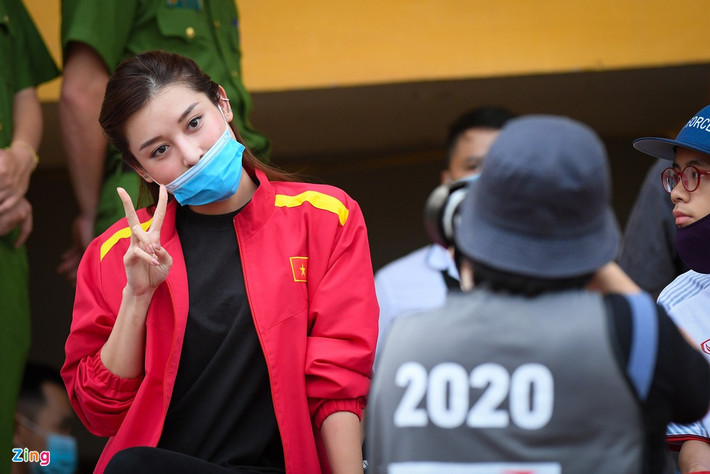 Trận chung kết Cúp Quốc gia 2020 giữa CLB Hà Nội và Viettel thu hút sự chú ý của đông đảo người hâm mộ. Trong ngày sân Hàng Đẫy mở cửa đón khán giả trở lại, nhiều nhân vật đã xuất hiện. Á hậu Huyền My gây chú ý khi xuất hiện từ sớm ở khán đài A.