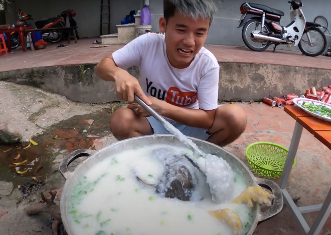 Sau khi đăng tải, vlog nhận được sự quan tâm của đông đảo khán giả với gần 1 triệu lượt xem. Tuy nhiên, Hưng Troll cũng nhận về vô số chỉ trích từ cộng đồng mạng vì nội dung quá phản cảm.