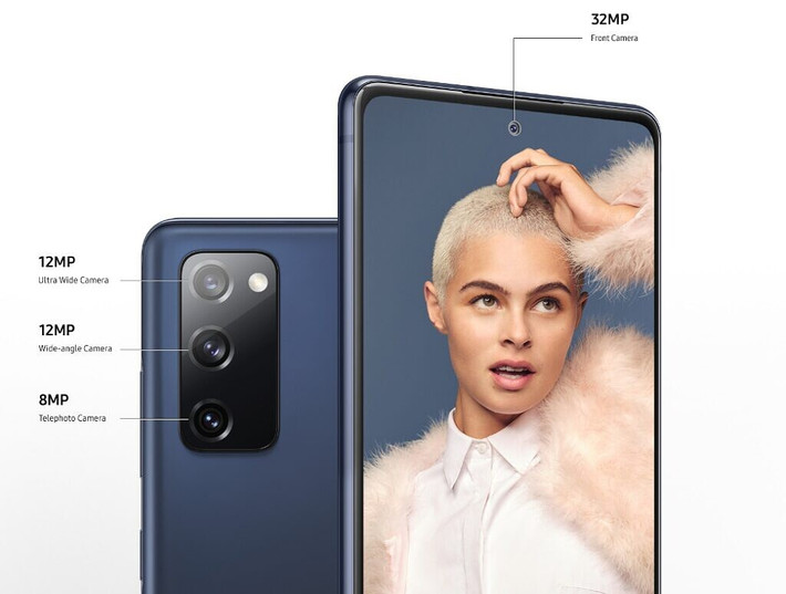 Ở mặt trước ống kính selfie đi kèm cảm biến 32 MP cung cấp tiêu cự cố định, trong khi các mẫu Galaxy S20 khác có tự động lấy nét. Cả cụm camera sau và trước đều có thể quay video độ phân giải 4K.