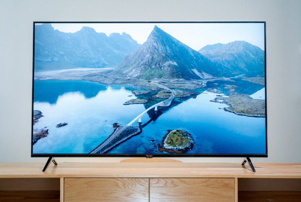 Cuối năm 2019, Vsmart chính thức công bố thế hệ tivi đầu tiên mang thương hiệu Vsmart với 5 mẫu có kích thước từ 43 đến 55 inch. Dòng sản phẩm cao cấp KE sở hữu thiết kế kim loại tràn viền 3 cạnh, viền màn hình siêu mỏng, trong khi dòng KD vẫn giữ phong cách tràn viền nhưng cân bằng hơn về mặt thiết kế, tối ưu cho trải nghiệm hình ảnh và nội dung.