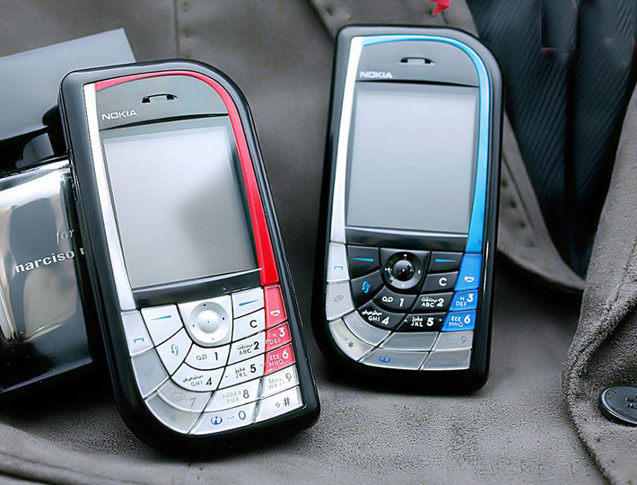 Nokia 7610 có cách sắp xếp bài phím khá lạ mắt cùng với đó là thiết kế trẻ trung, mạnh mẽ từ ba màu sắc đỏ, đen và bạc, bởi vậy từng một thời làm mưa làm gió thị trường điện thoại di động Việt.